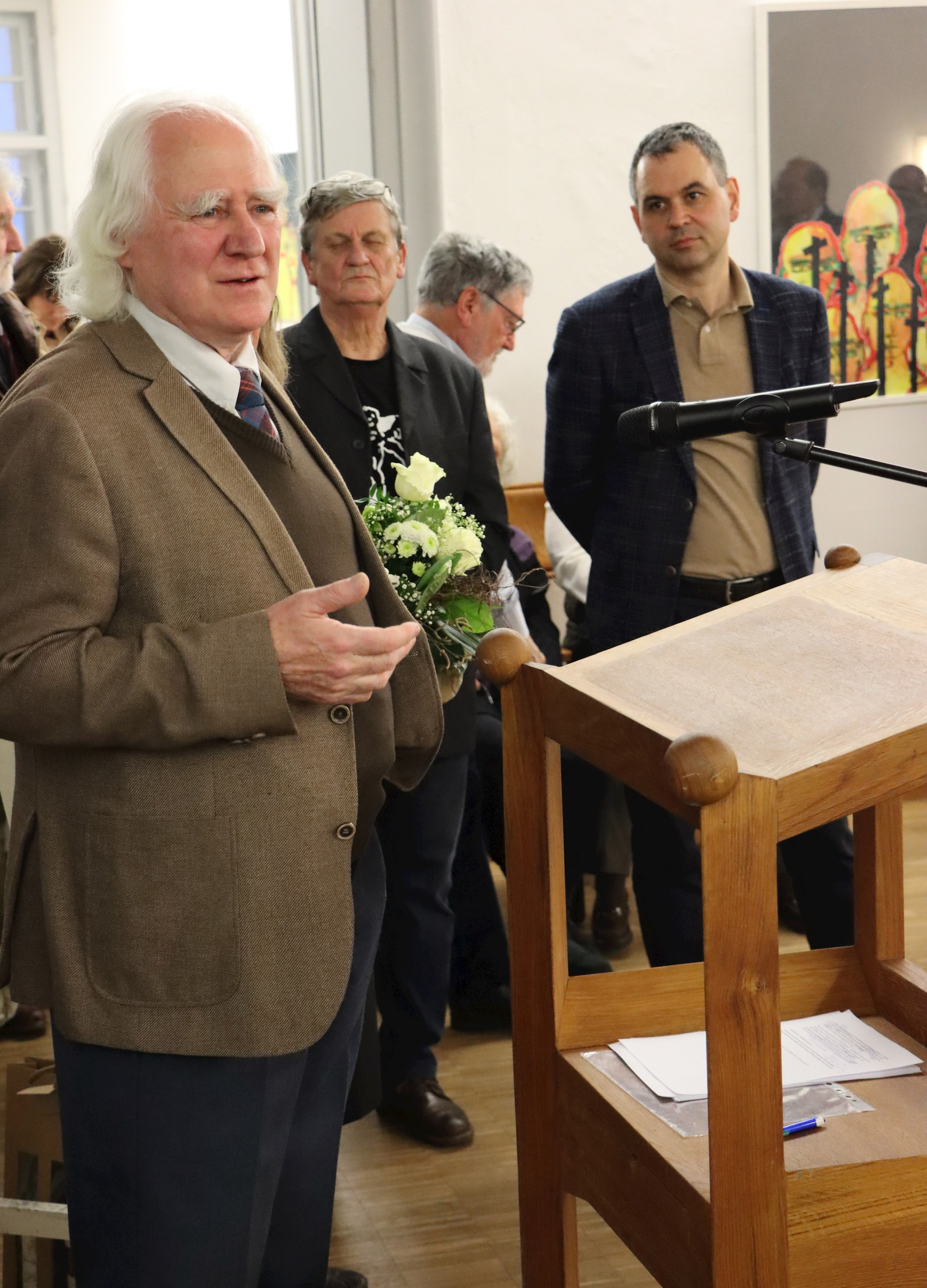 Künstler Mark Angus (l.) bei der Vernissage in der Landkreisgalerie auf Schloss Neuburg zusammen mit Landrat Raimund Kneidinger (r.).
