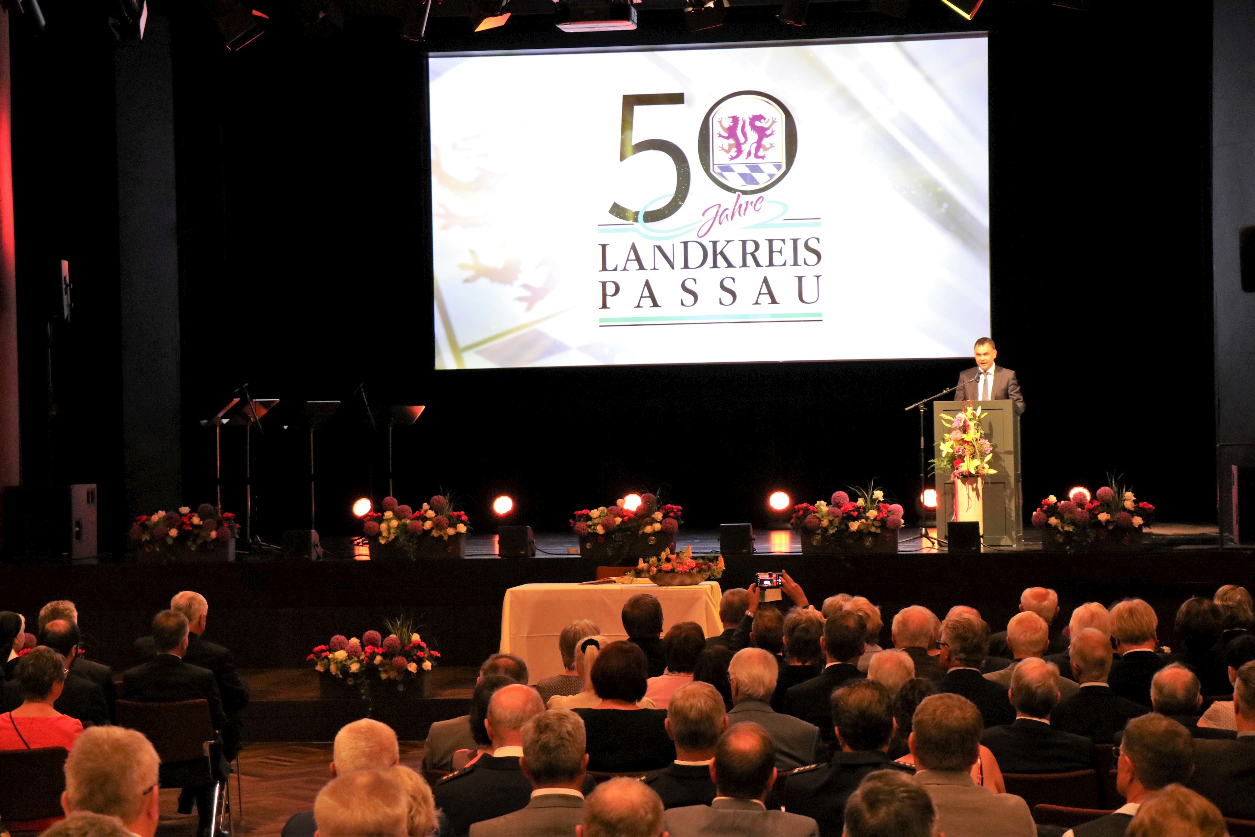 Landrat Raimund Kneidinger begrüßte die rund 150 Gäste beim Festakt zum 50. Jubiläum des Landkreises Passau