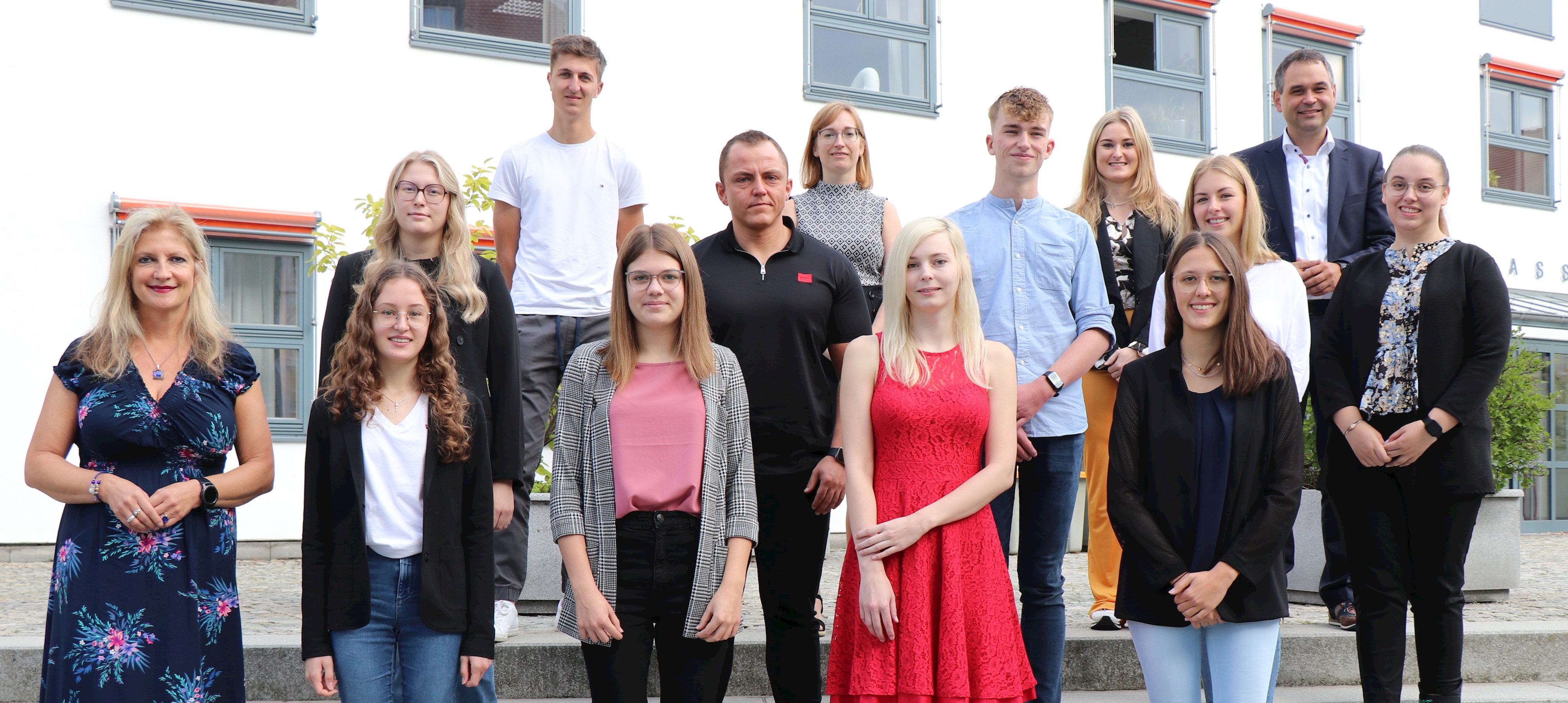 Neun Nachwuchskräfte starten ihre Karriere beim Landkreis Passau