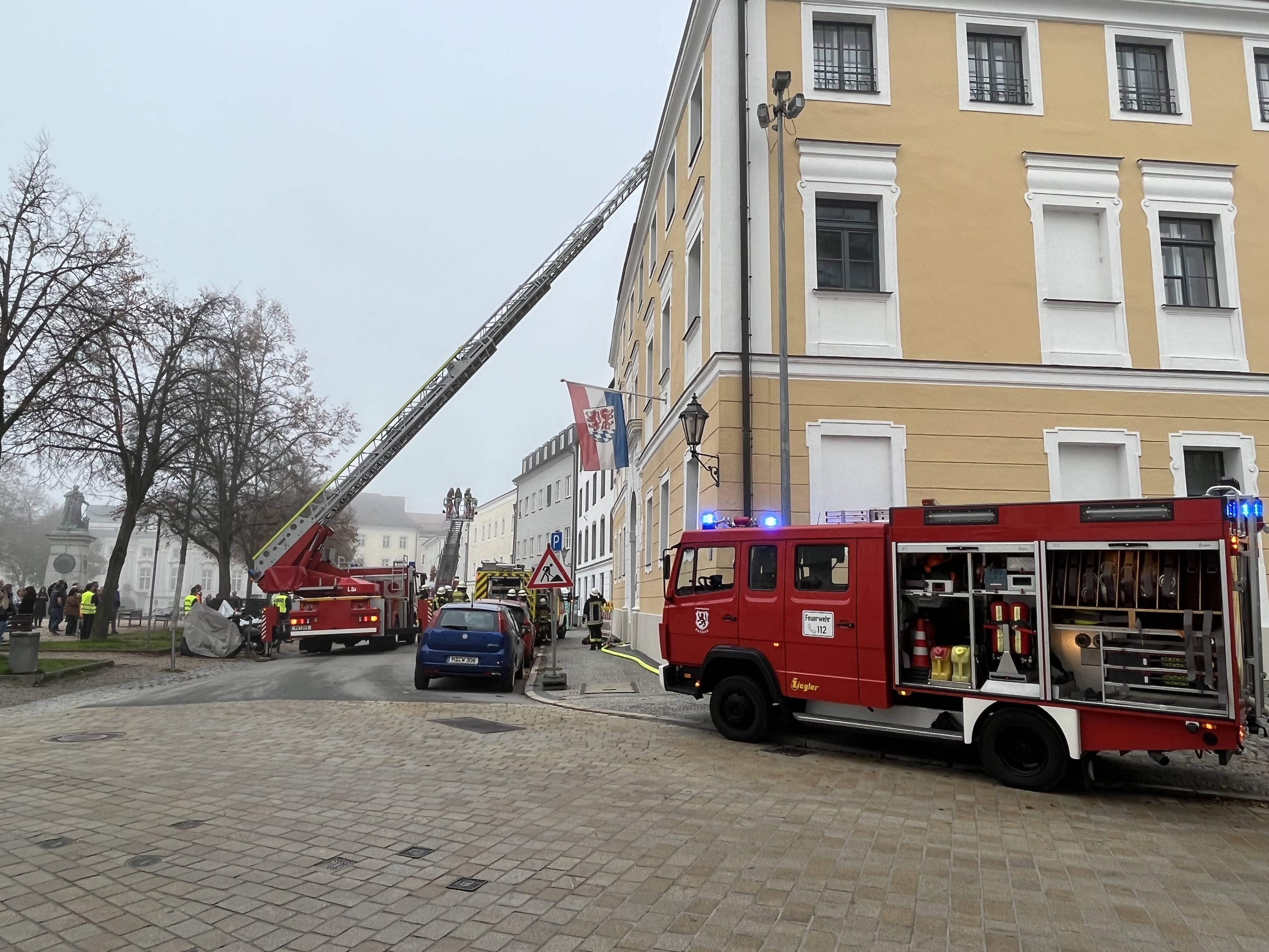 Zu Übungszwecken wurde das Passauer Landratsamt am Domplatz am Freitagmorgen evakuiert.