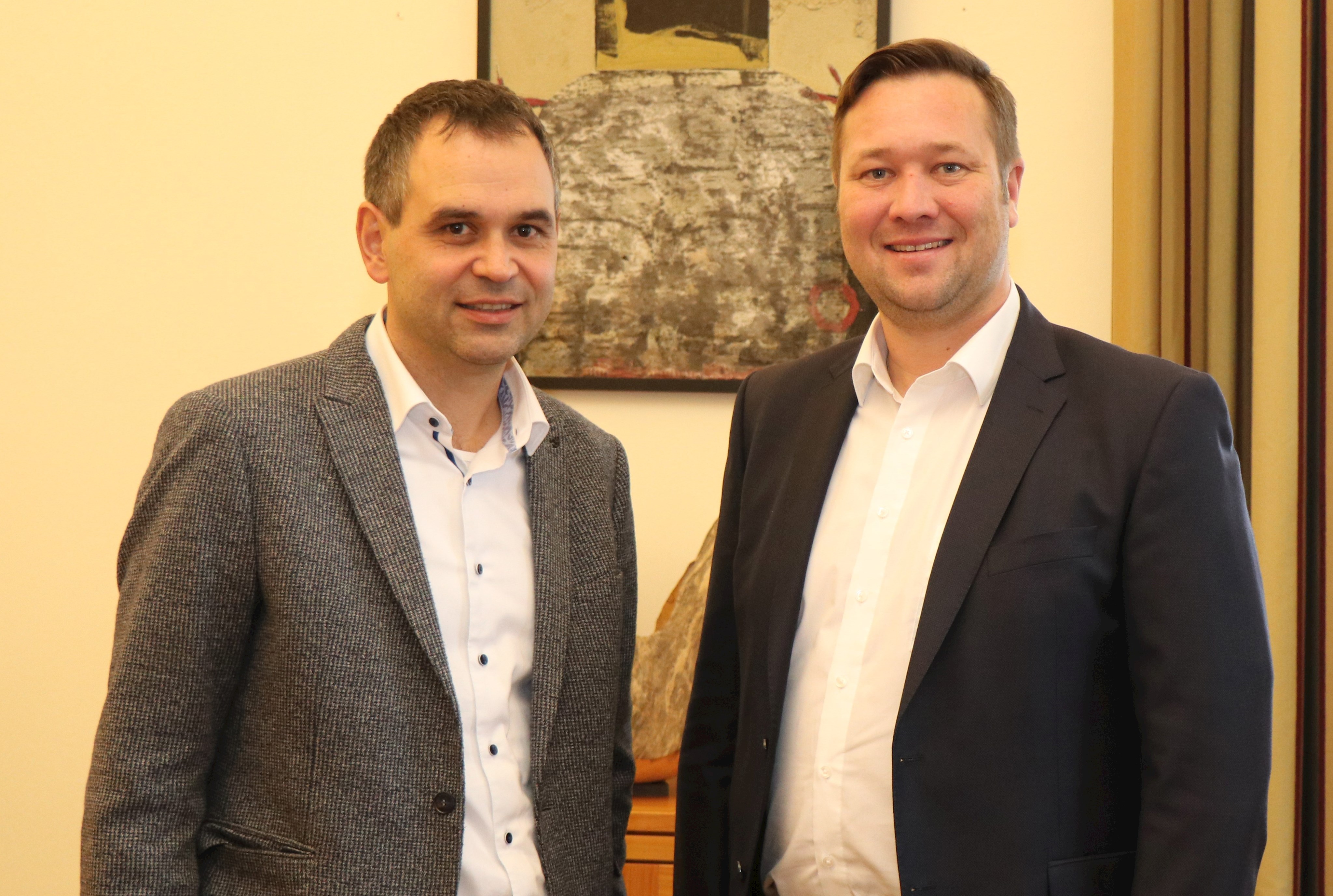 MdL Josef Heisl und Landrat Raimund Kneidinger haben sich beim Antrittsbesuch des neuen Landtagsabgeordneten über die aktuellen Herausforderungen im Passauer Land ausgetauscht.