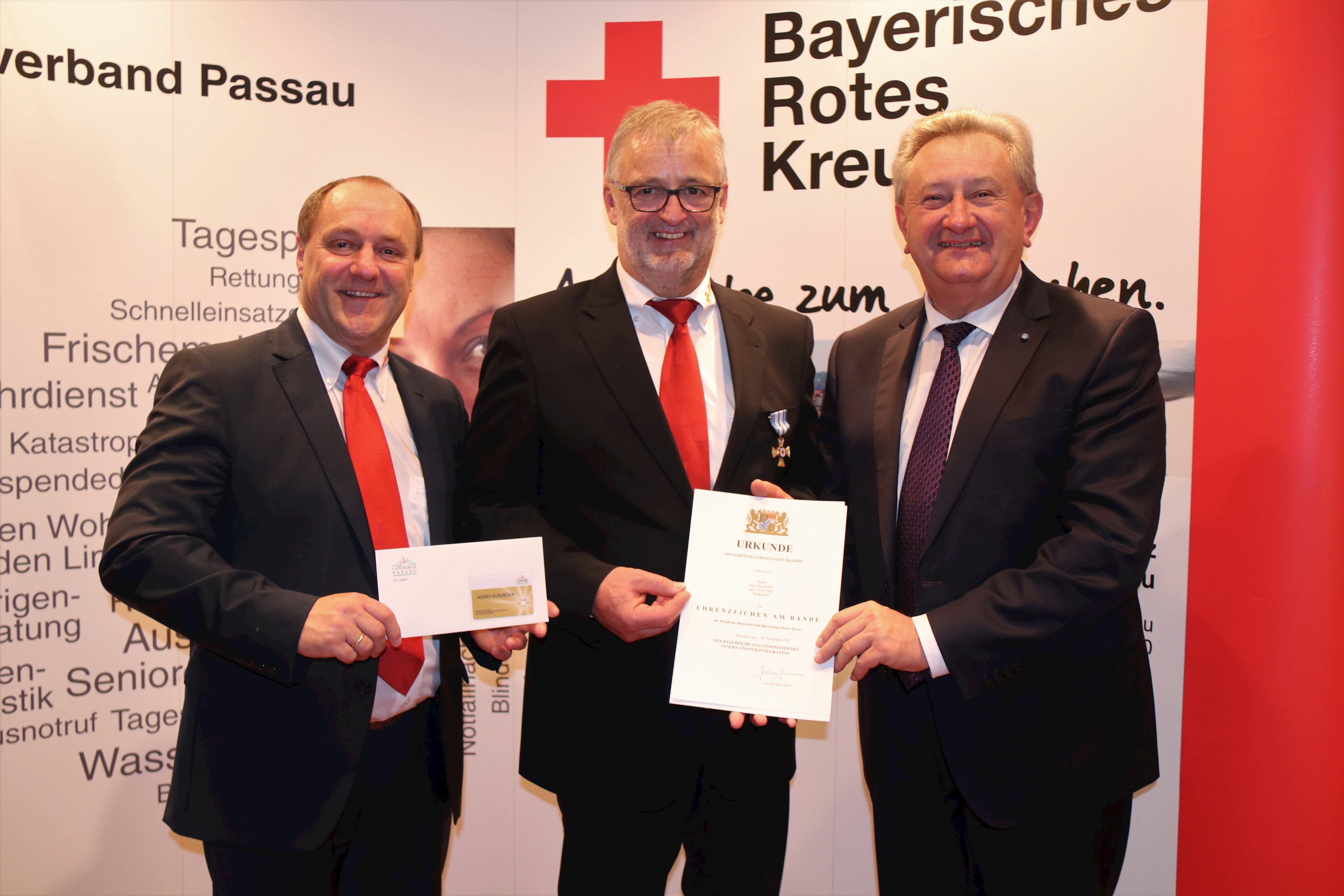 Eine großzügige Spende an den BRK-Kreisverband Passau überreichte Landrat Franz Meyer (r.) an BRK-Kreisgeschäftsführer Horst Kurzböck (Mitte) hier mit Tittlings Bürgermeister Helmut Willmerdinger (l.).