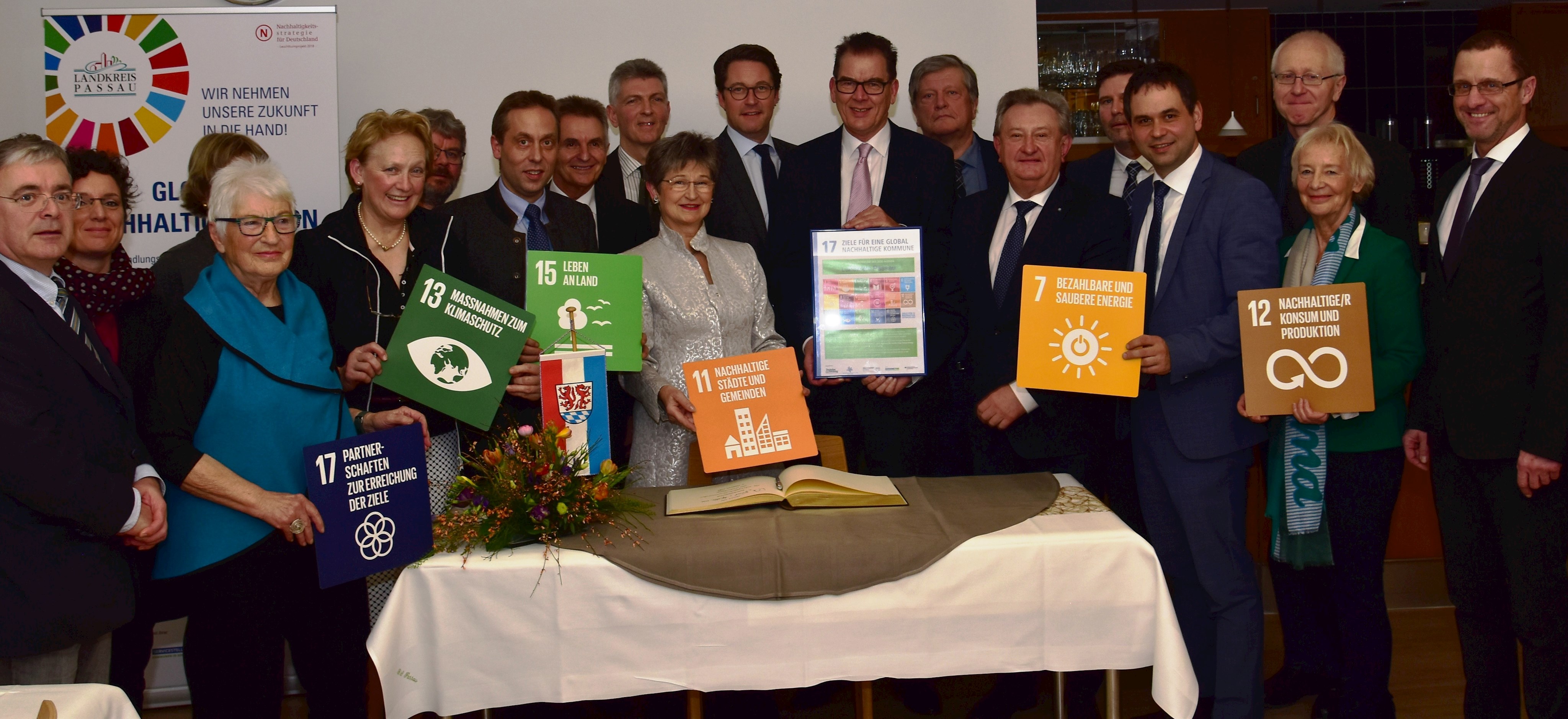 Mit einer Urkunde würdigte Bundesentwicklungsminister Dr. Gerd Müller das Engagement des Landkreises Passau beim Thema Nachhaltigkeit.