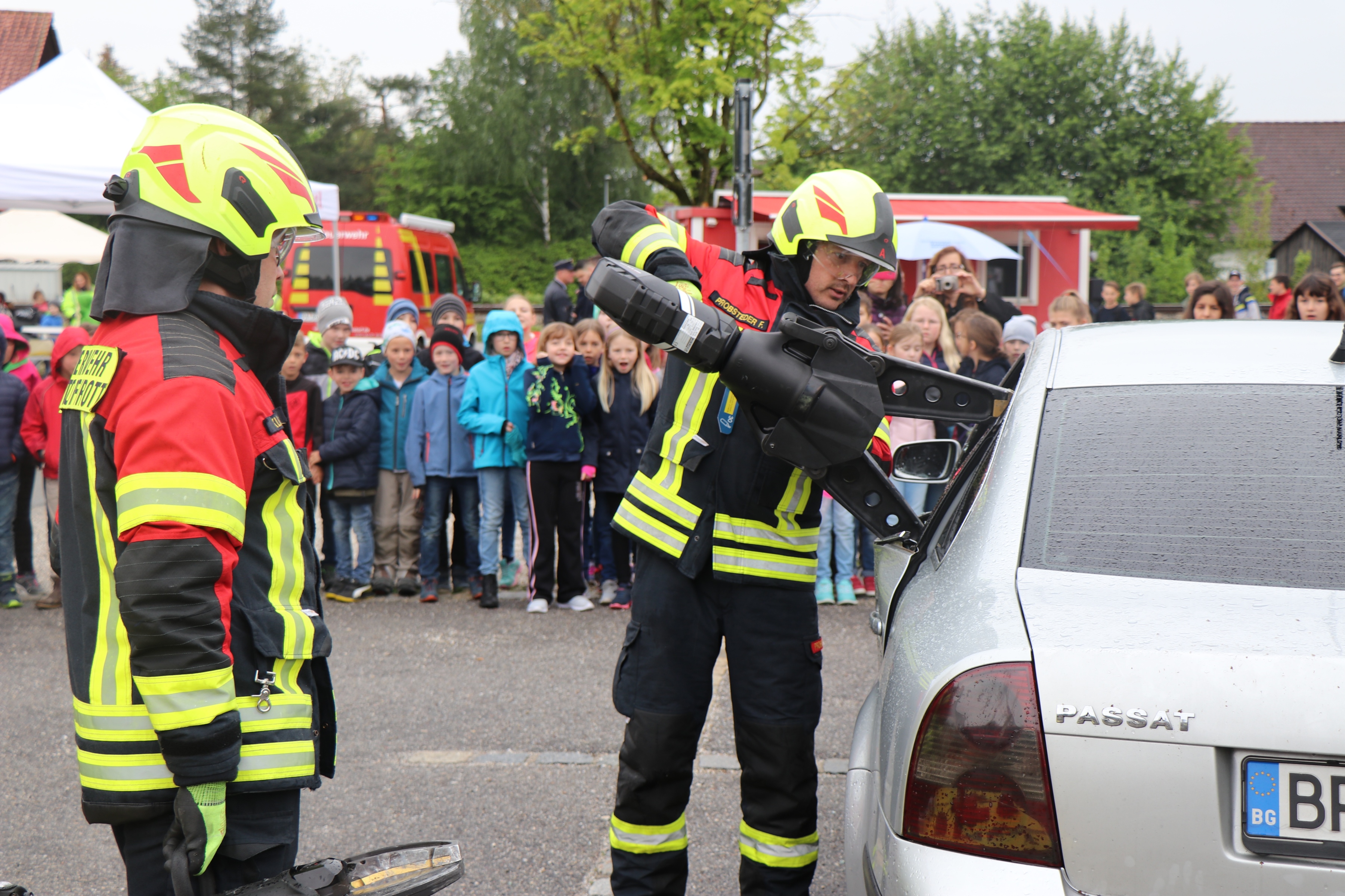 Feuerwehr in Aktion: Kinder und Jugendliche staunen über die schnelle Öffnung eines Autos mit dem Rettungsspreitzer.
