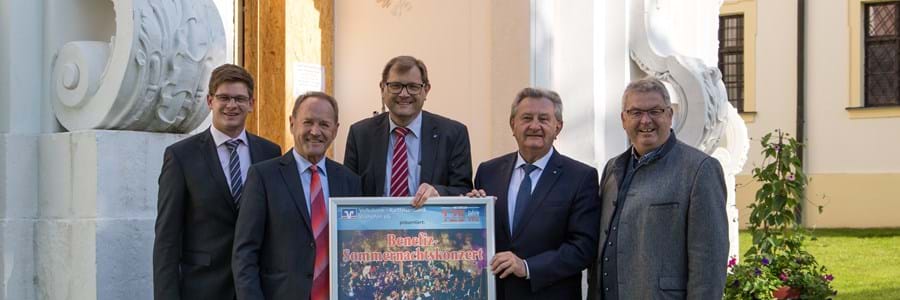 Benefiz-Sommernachtskonzert in Aldersbach Christian Bumberger (Volksbank - Raiffeisenbank Vilshofen eG, Leiter Privatkunden; v.l.), Orchesterleiter Hans Killingseder, Klaus Prähofer (Volksbank - Raiffeisenbank Vilshofen eG, Vorstand), Landrat Franz Meyer und Aldersbachs Bürgermeister Harald Mayrhofer (Aldersbacher Bürgermeister) präsentierten das Plakat zur Veranstaltung.