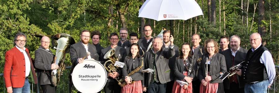 Tag der Blasmusik 2019 Ortstermin auf der Terrasse der Landratsamts-Außenstelle Salzweg mit dem Schirmherren des „Tag der Blasmusik“: Eine Delegation der Stadtkapelle Hauzenberg besuchte Landrat Franz Meyer (Mitte) sowie Organisator Ernst Raith (rechts) und Kulturreferent Christian Eberle (links).