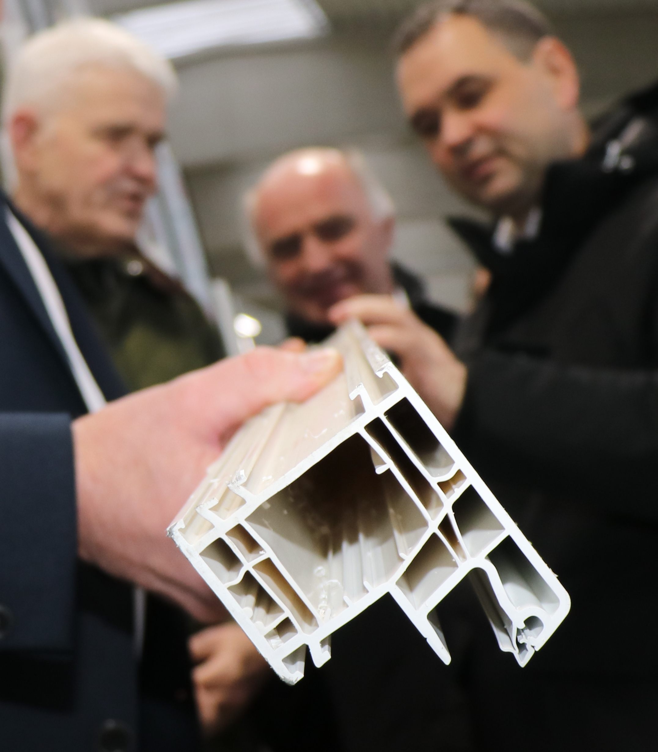 Hochfeste Kunststoffprofile sind die Basis vieler moderner Fenster- und Türlösungen, wie Inhaber Karl Bachl (links) weiß. Davon überzeugten sich Bürgermeister Hermann Duschl (Mitte) und Landrat Raimund Kneidinger.