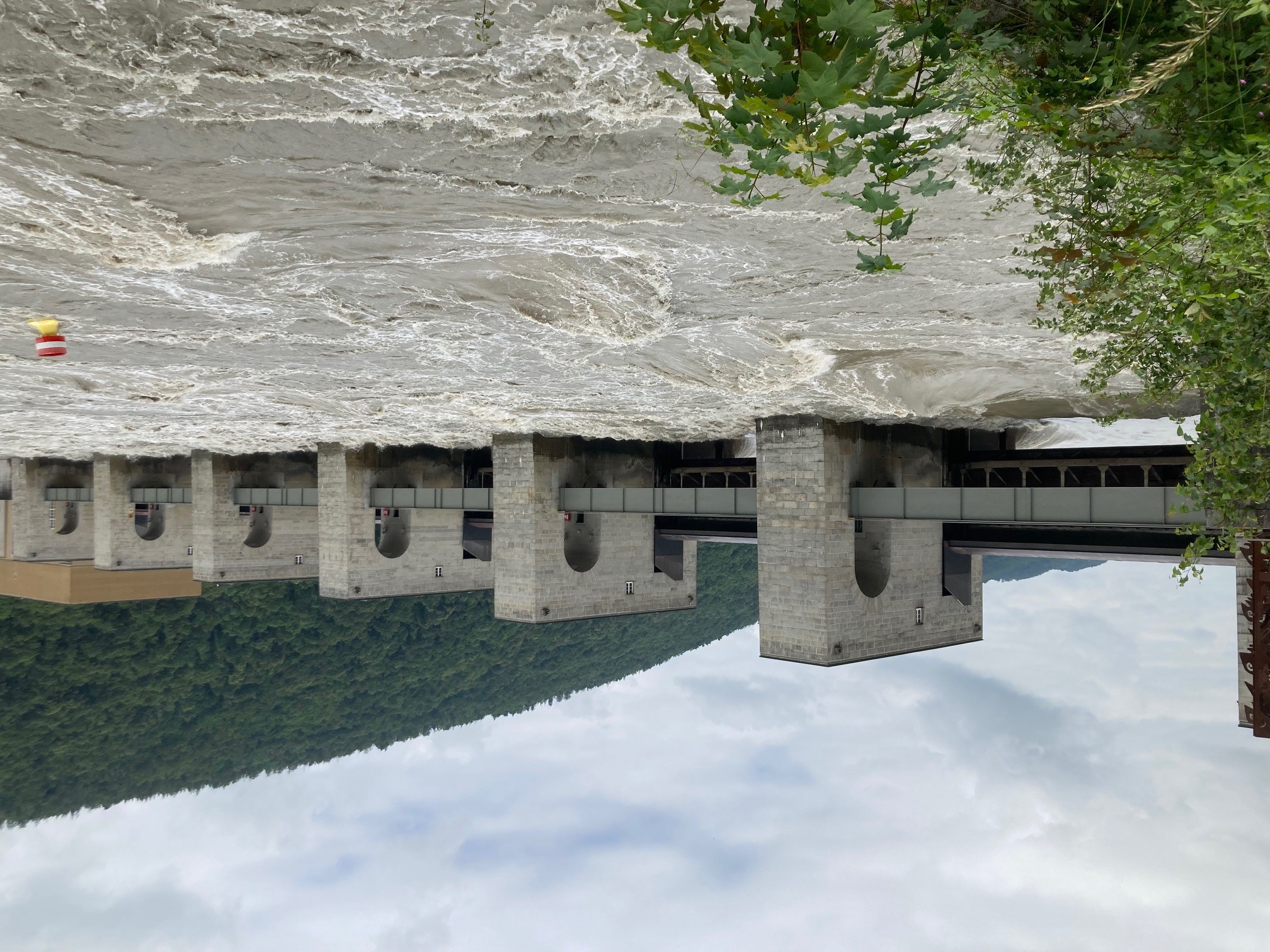Hochwasserregulierung am Donau-Kraftwerk Jochenstein: Das Wasser kann frei durchfließen und entlastet dadurch die Pegelstände am Oberlauf