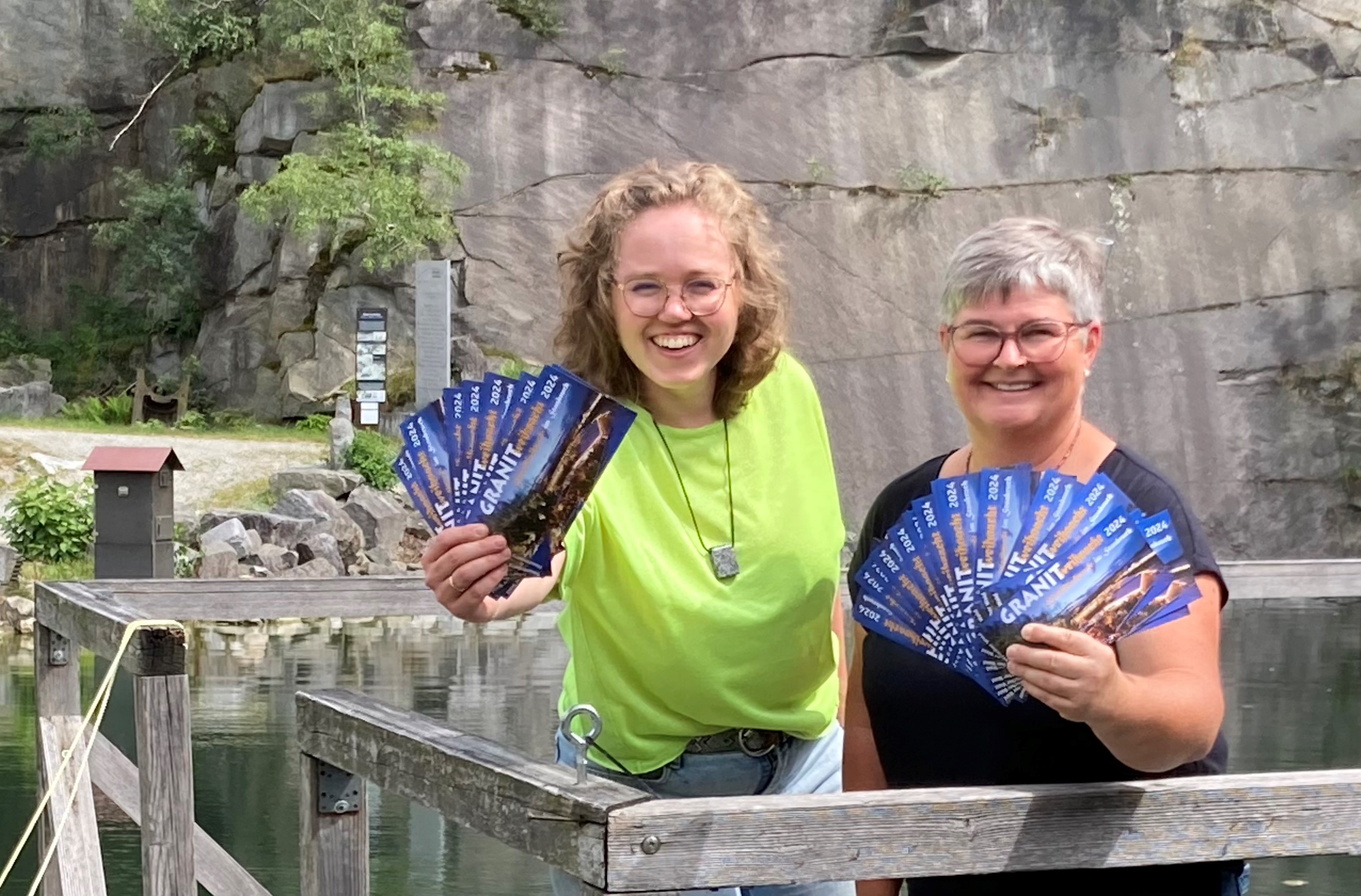 Leiterin Klara Windpassinger (links) und Andrea Zoidl vom Granitzentrum-Team präsentieren die druckfrischen Flyer für die Granitweihnacht 2024.