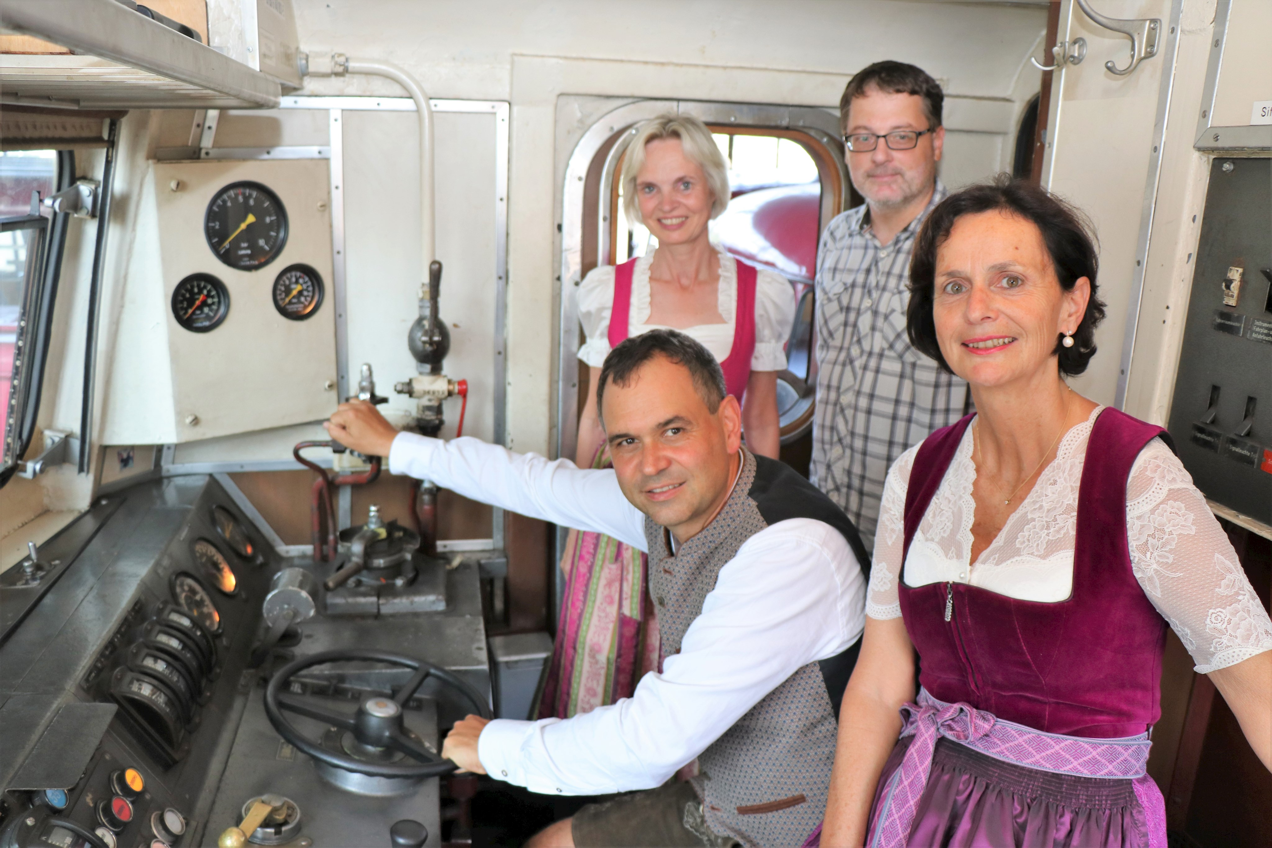 Testeten schon mal den Führerstand der historischen E-Lok, die den Sonderzug ziehen wird: Maria Denkmayr, Touirismusreferat (v.r.), Landrat Raimund Kneidinger und stv. Landrätin Cornelia Wasner-Sommer. Lokführer wird am 28. September Thomas Kummer sein (hinten), Chef der Passauer Eisenbahnfreunde.