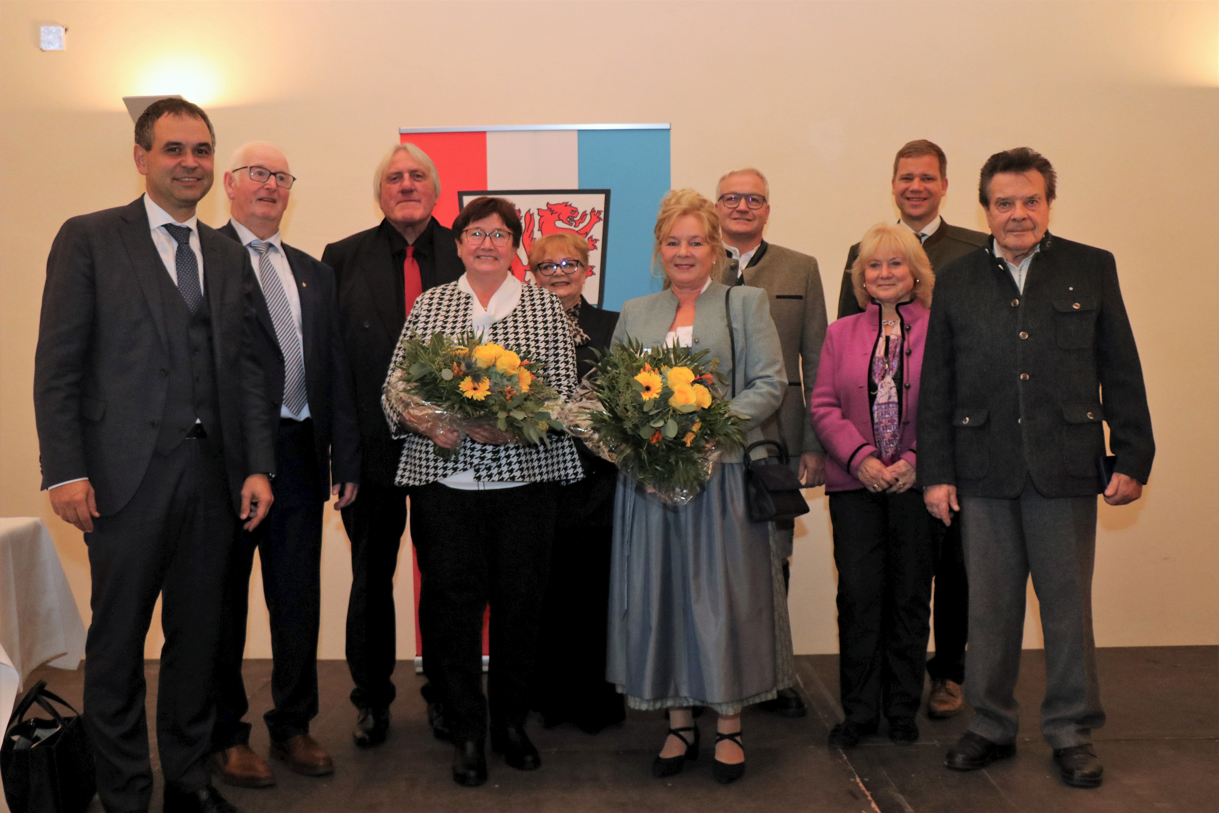 Große Ehre für verdiente Persönlichkeiten: Landrat Raimund Kneidinger (v.l.) und Bezirkstagspräsident Dr. Olaf Heinrich (2.v.r.) gratulierten den Ausgezeichneten und deren Partnern: Johann Regner (ab 2.v.l.), Ernst Fuchs, Anni Regner, Eva Maria Fuchs, Heidi Niederhofer, Michael Schnippering, Margaretha Maier und Rudolf G. Maier.