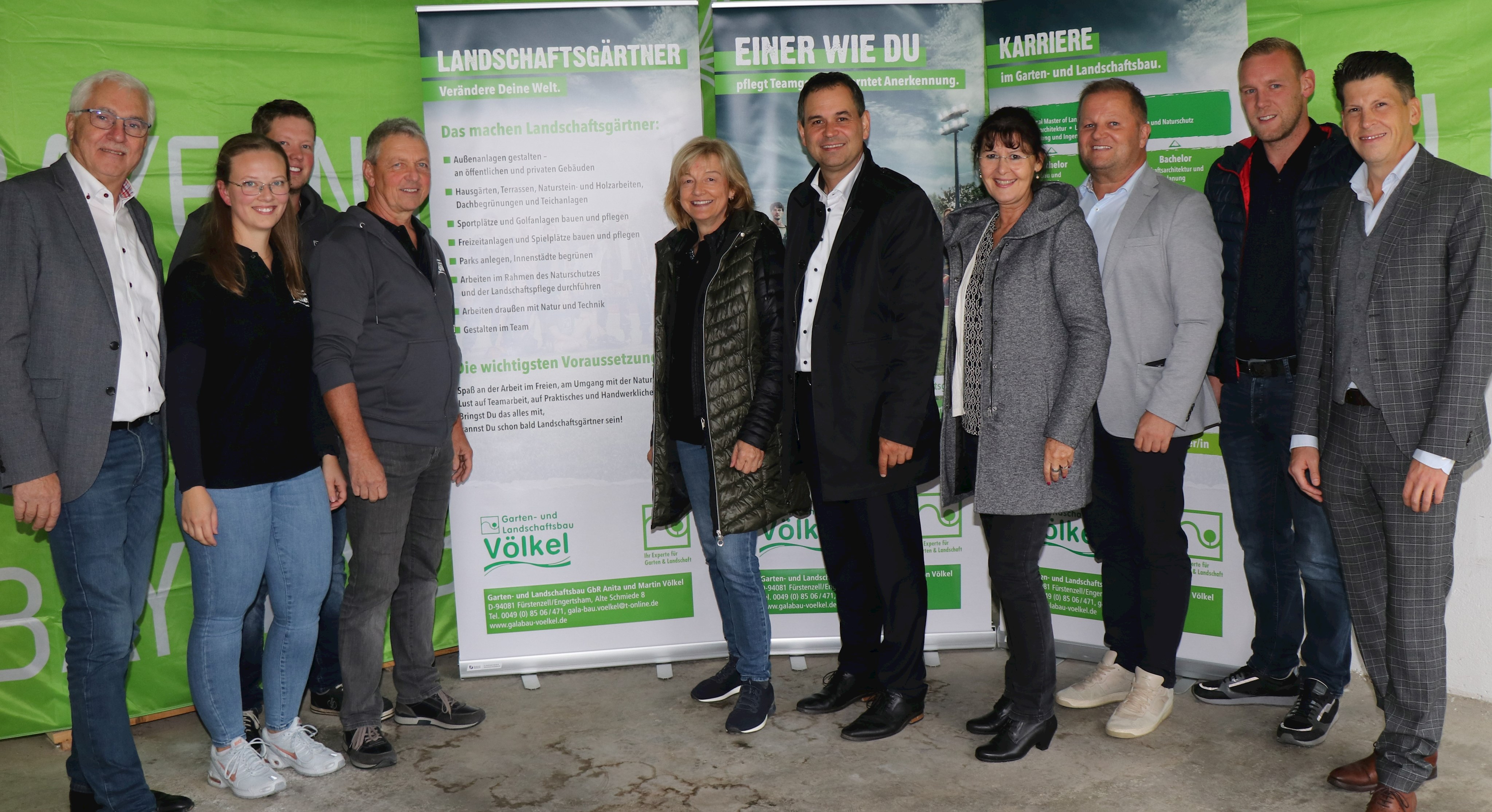 Ortstermin beim Landschaftsgärtner mit (v.r.): Tobias Schock (Wirtschaftsförderer LRA), Dominik Öller, Alexander Wagner (Jobcenter), Eva-Maria Kelch (Arbeitsagentur), Landrat Raimund Kneidinger, Anita Völkel, Martin Völkel, Michael Völkel, Julia Völkel und Bürgermeister Manfred Hammer