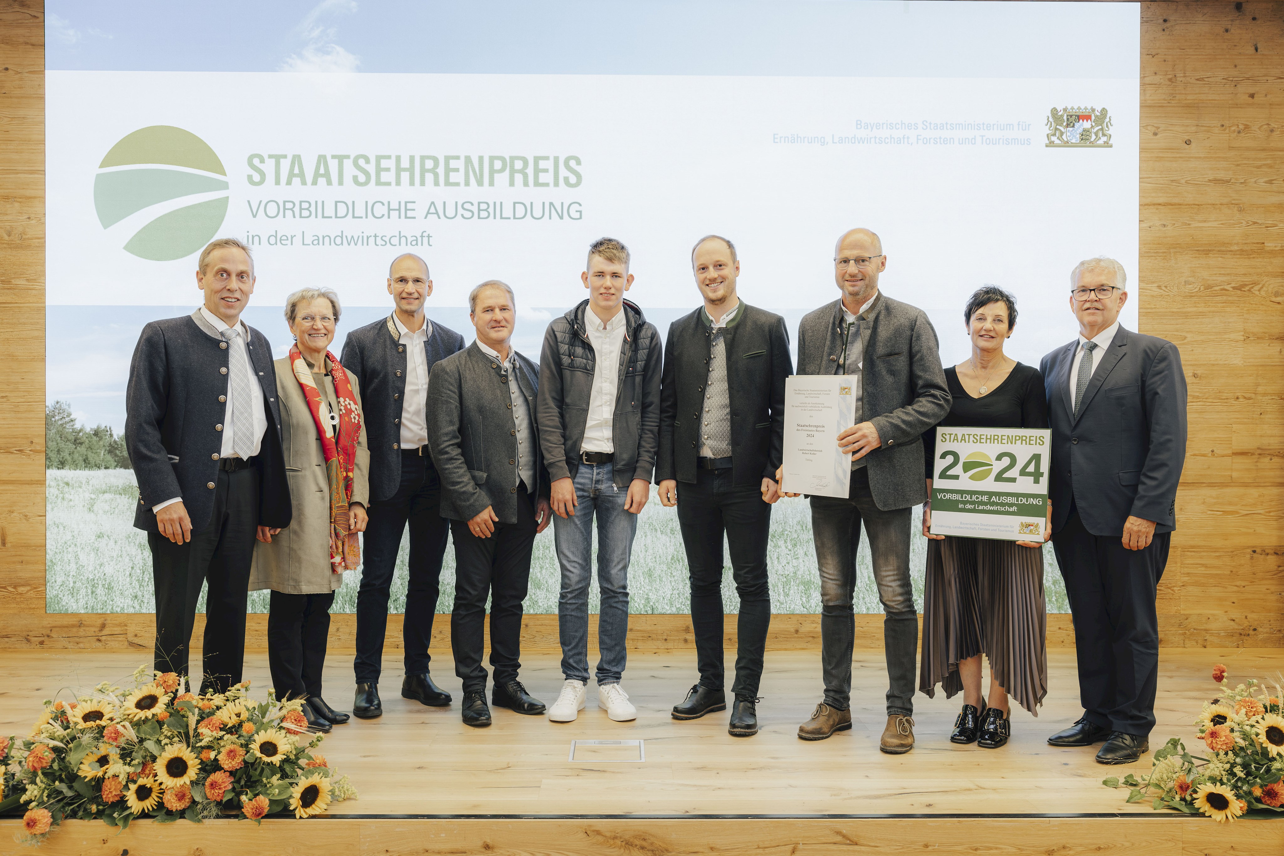 Strahlende Gesichter bei der Verleihung des Staatsehrenpreises für „Vorbildliche Ausbildung in der Landwirtschaft“: (v. l.) Hans Koller (stellvertretender Landrat), Renate Stöckl (Kreisbäuerin), Ely Eibisch (Vizepräsident des Bayerischen Bauernverbandes), Josef Artmann (Bürgermeister Markt Tittling), Jonas Jungwirth (Azubi), Simon Koller, Robert Koller, Dagmar Hartleb (stellv. Vorsitzende Verband landwirtschaftlicher Meister und Ausbilder in Bayern e.V.) und Amtschef des Landwirtschaftsministeriums Hubert Bittlmayer.