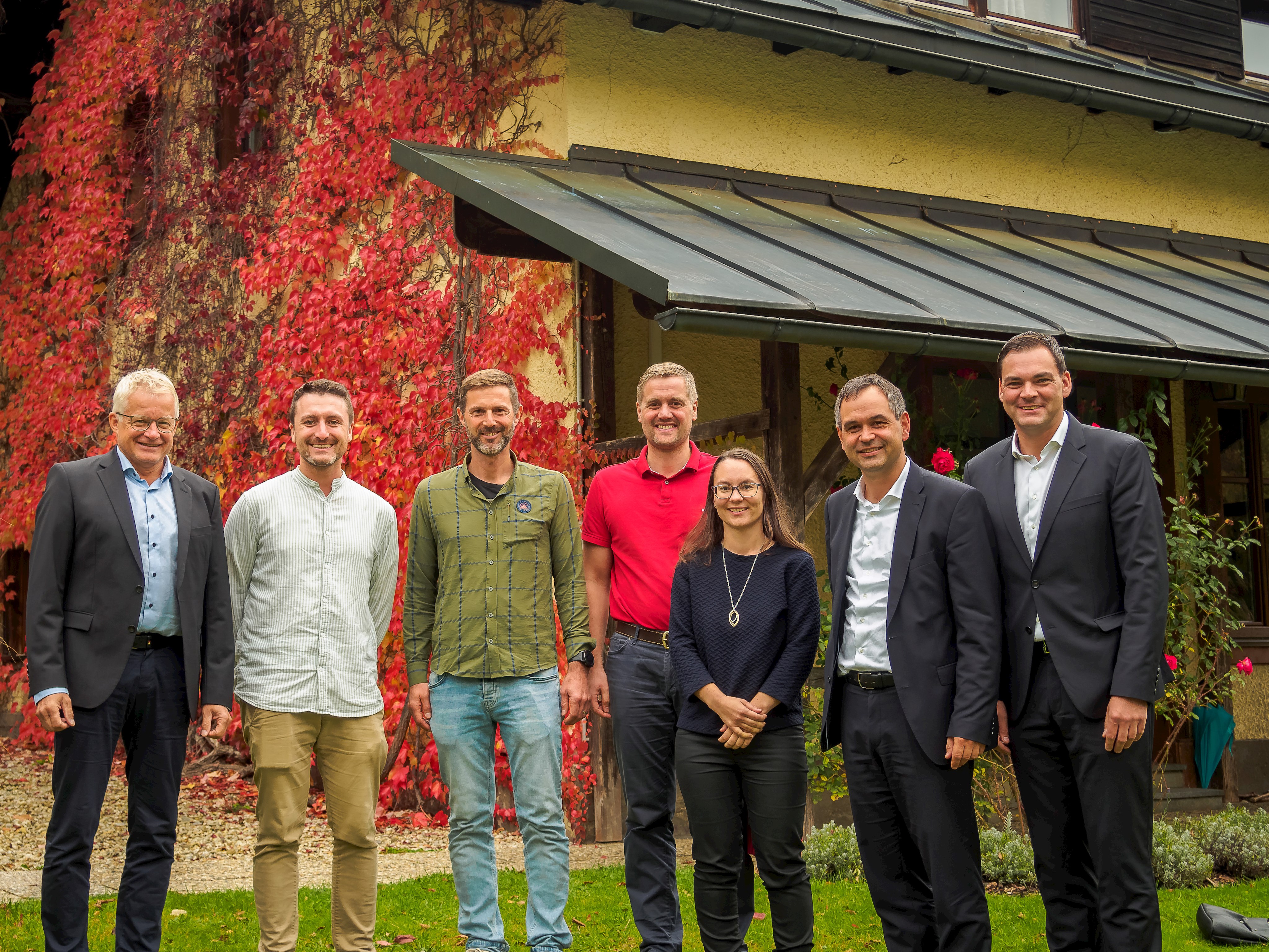 V. l.: Christian Escherich (Bürgermeister Wegscheid), Geschäftsführer Andreas Meisinger, Dr. Paul Erhard, Matthias Hoffmeister, Kristina Urmann (Bürgermeisterin Neureichenau), Raimund Kneidinger (Landrat Passau) und Sebastian Gruber (Landrat Freyung-Grafenau)
(Foto: Fachklinik Schlehreut)