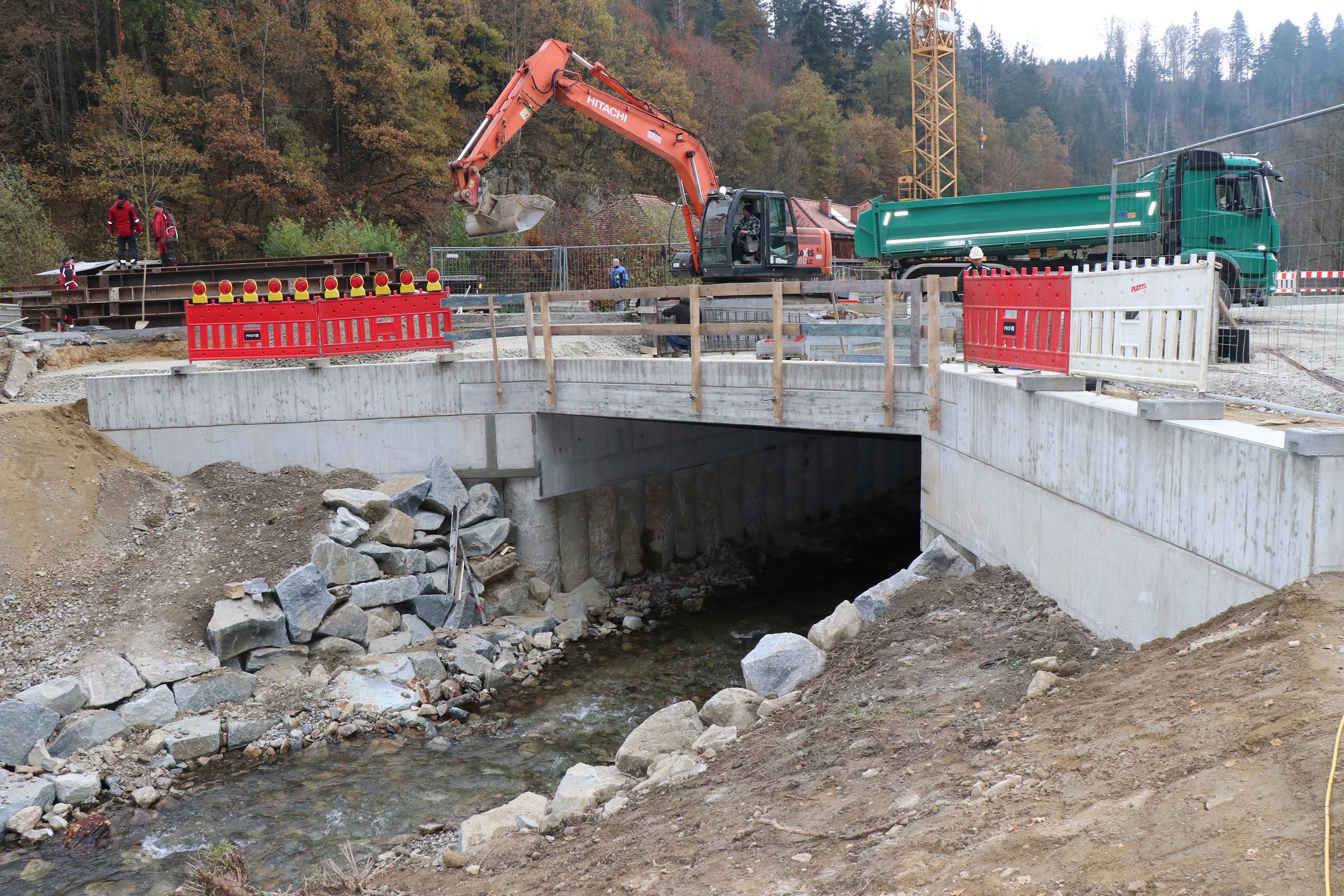 Kreisstraße PA 40 (Hundsdorf-Jahrdorf):  Staffelbach-Durchlass bildet Abschluss eines großen Sanierungswerkes