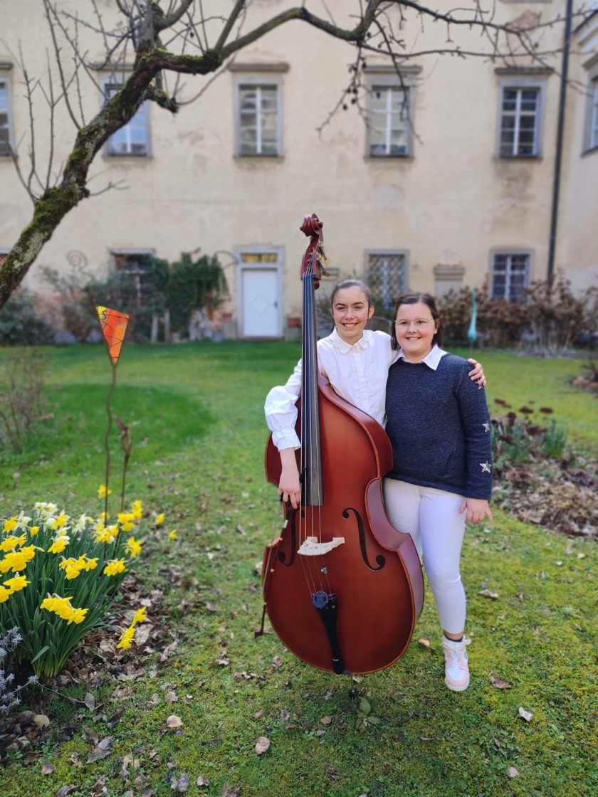 Erhalten den diesjährigen Jugendmusik-Förderpreis: Die Kontrabassistin Clara Eckert und die Pianistin Sophie Schwarz