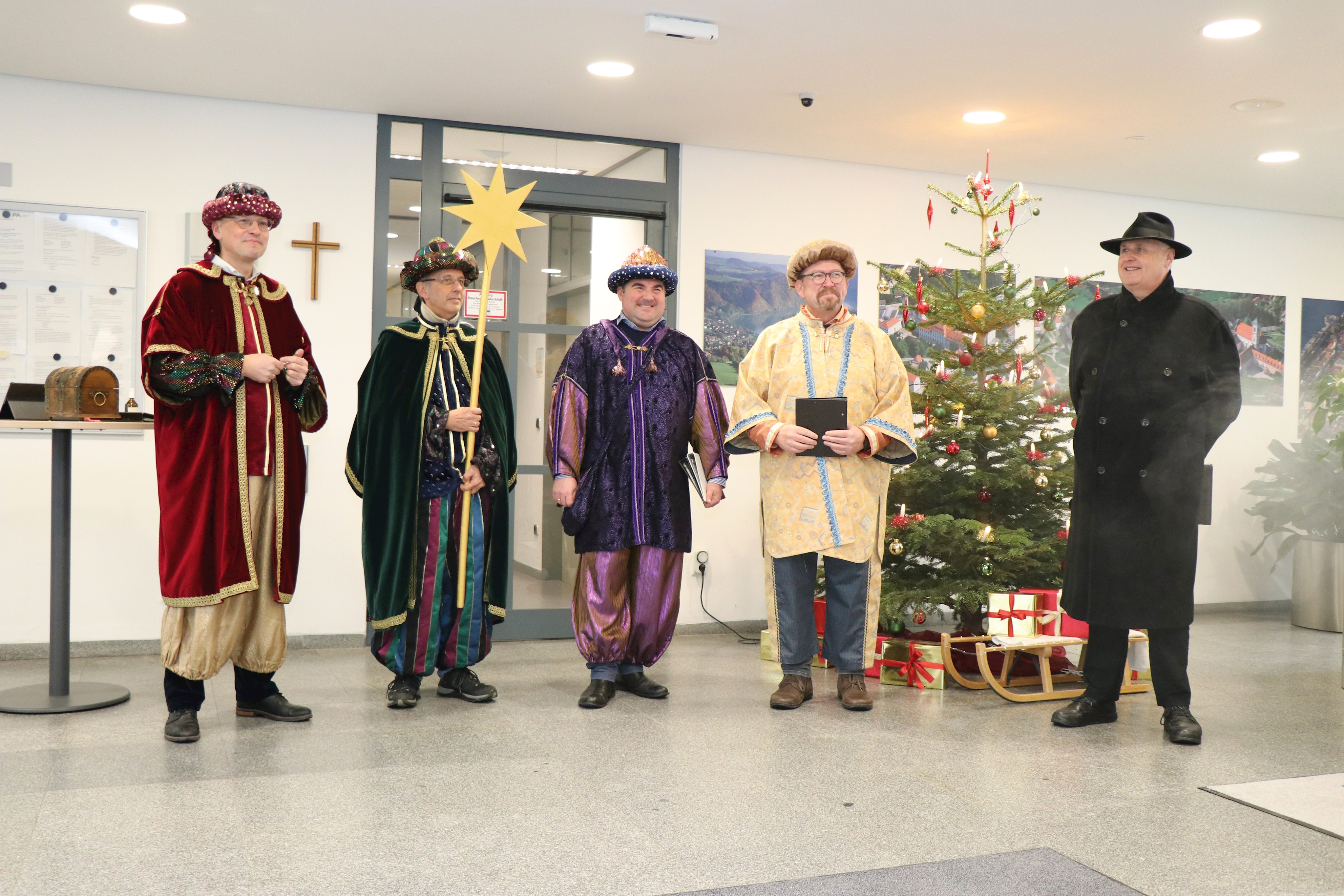 Die Sternsinger Dr. Roland Feucht (v.l.), Konrad Mader, Markus Biber und Alex Köllnberger besuchten zusammen mit Dompfarrer Dr. Michael Bär das Passauer Landratsamt am Domplatz.