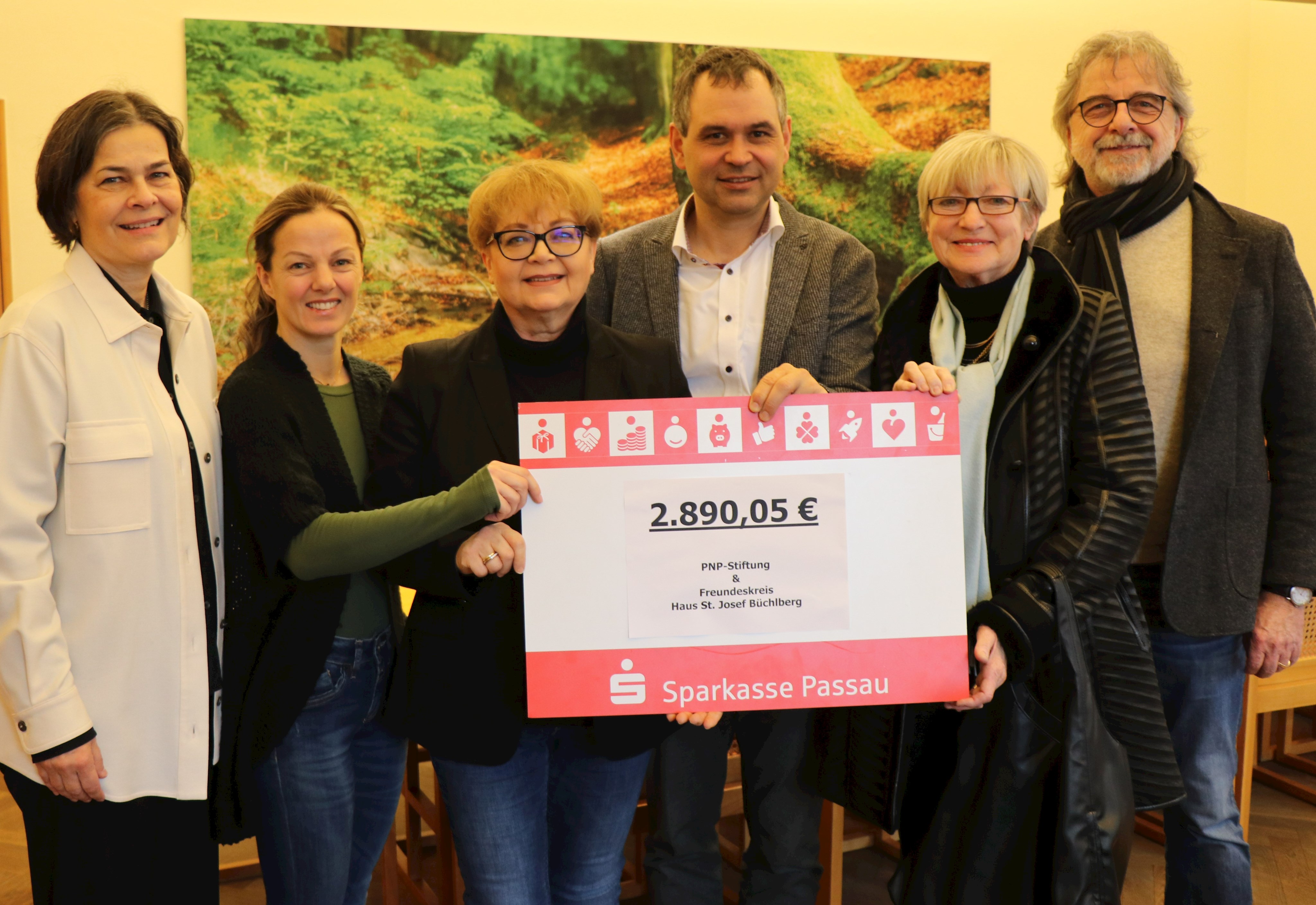 Freuten sich über das sehr gute Spendenergebnis des Christkindlansingens: (v.l.) Vertreterin des Landrats im Amt Verena Schwarz, Organisatorin Martina Kutz (Kulturamt), Stiftungsbeauftragte Eva-Maria Fuchs, Landrat Raimund Kneidinger, die Vorsitzende des Freundeskreises Marianne Lang und Kulturreferent Christian Eberle.