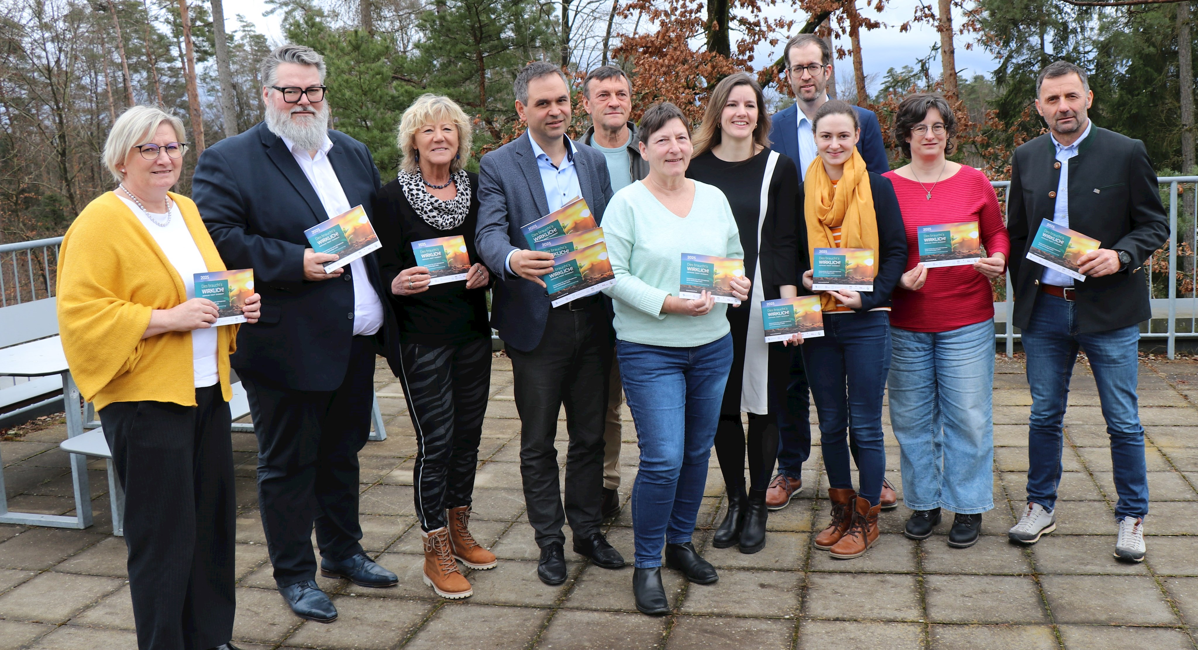 Stehen gemeinsam hinter der Aktion „Klimafasten“: v.l.: Kathrin Plechinger (Geschäftsführerin Kath. Frauenbund Diözese Passau), Andreas Rother (Bürgermeister Stadt Passau), Hilde Greiner (stv. Landrätin Freyung-Grafenau), Raimund Kneidinger (Landrat Passau), Peter Ranzinger (Klimabeauftragter Landratsamt Passau), Marianne Wolff (Verbraucherservice Bayern Beratungsstelle Passau), Verena Holzbauer (Stabsstelle Umwelt und Gemeinwohlorientierung Bistum Passau), Michael Bruns (Geschäftsführer Diözesanrat Passau), Carolin Stadler (Umweltschutz Stadt Passau), Pfarrerin Sonja Sibbor-Heißmann (Evang.-Luth. Dekanat Passau) und Reinhard Tolksdorf (Klimaschutz Landkreis Freyung-Grafenau)