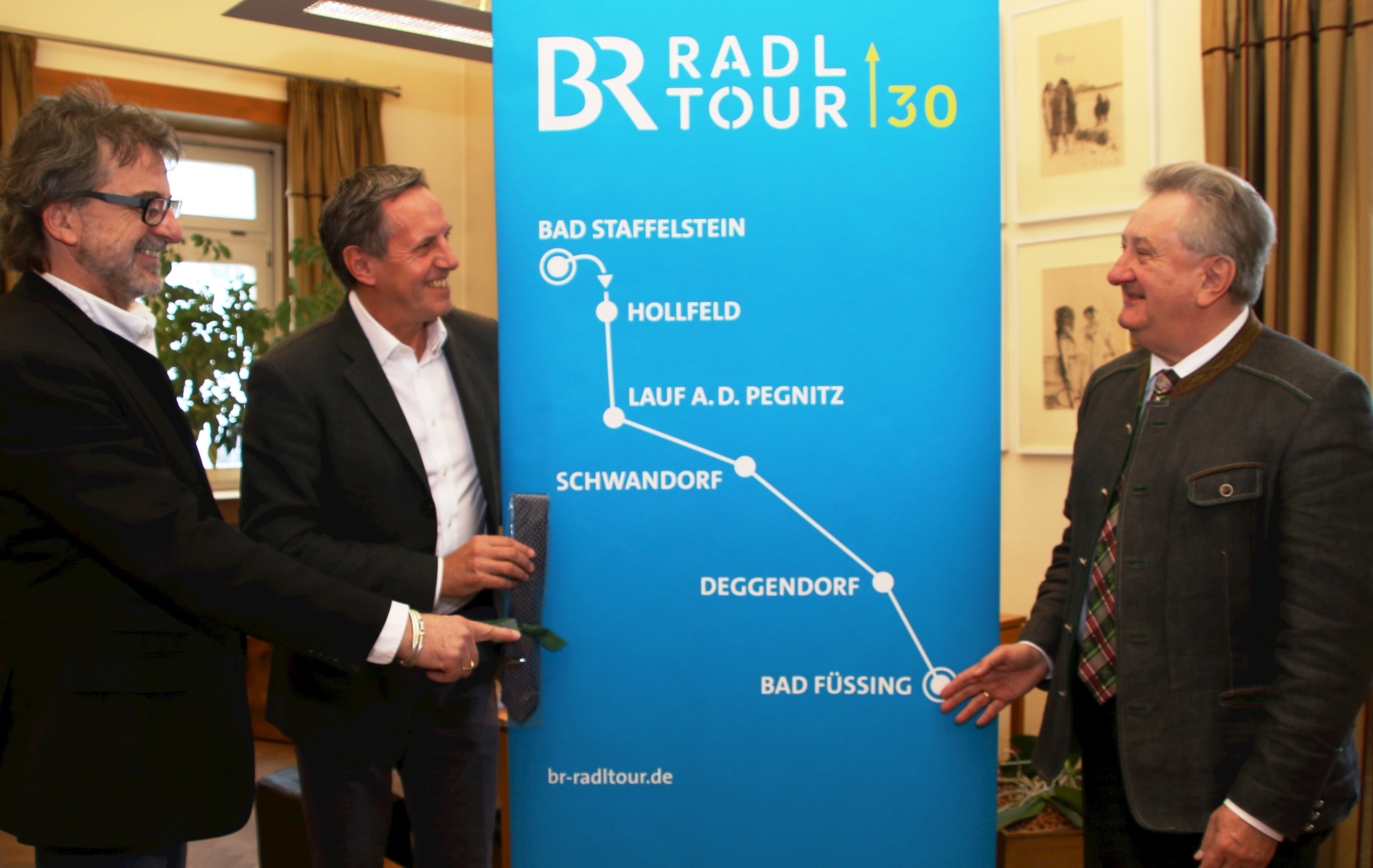 Bad Füssing ist Ziel der diesjährigen BR-Radltour. Über das Passauer Land als Gastgeber freuen sich Kulturreferent Christian Eberle (v.l.), Leiter der BR-Radltour, Wolfgang Slama und Landrat Franz Meyer.