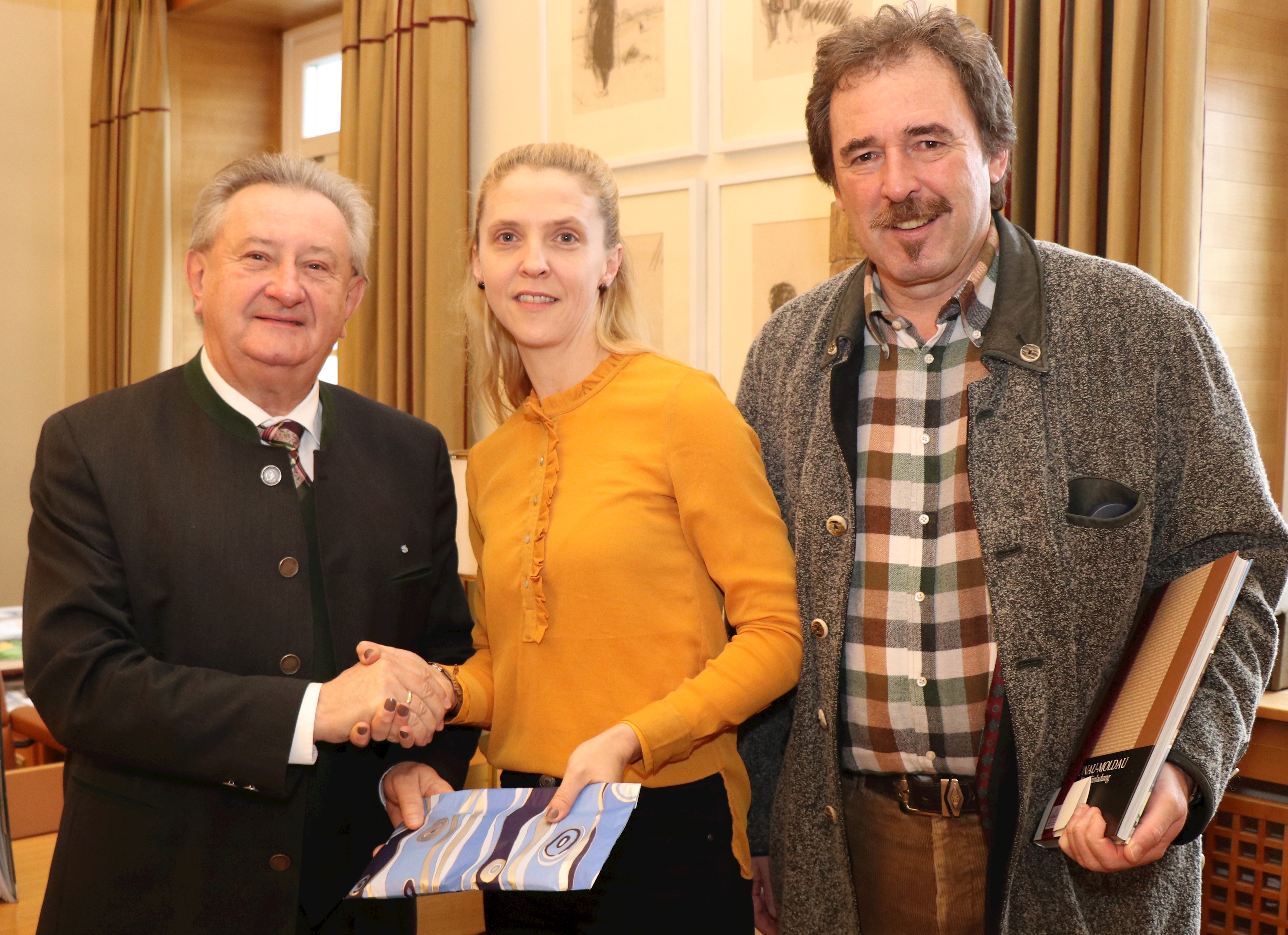 Auf Ortner folgt Ortner: Doris Ortner (Mitte) übernimmt ab Januar 2020 die Geschäftsführung des VdK-Kreisverbands Passau von Klaus Ortner (r.). Dazu gratulierte Landrat Franz Meyer (l.).