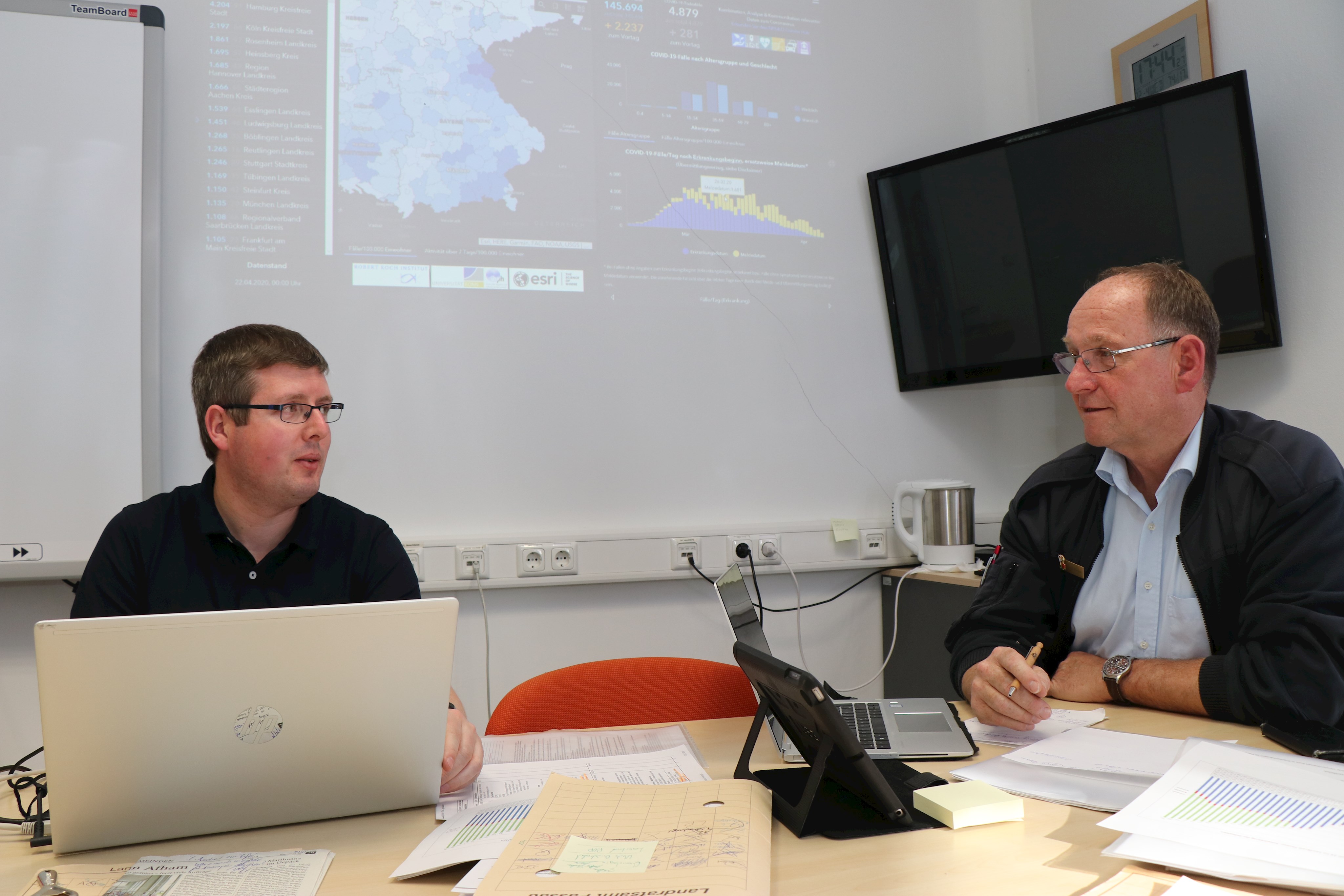 Seit Mitte März beschäftigt die Corona-Krise den Katastrophenschutz im Landkreis Passau. Das Team der FüGK mit Simon Pilsl (l.) und Josef Ascher musste sich besonders zu Beginn auf neue Herausforderungen einstellen.